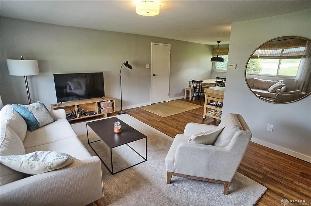 3 bed, 2.0 bath, 1107 sqft, $1,800 — Photo 4