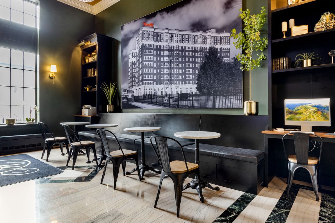 24Hour Coffee Cafe with a Starbucks Machine.