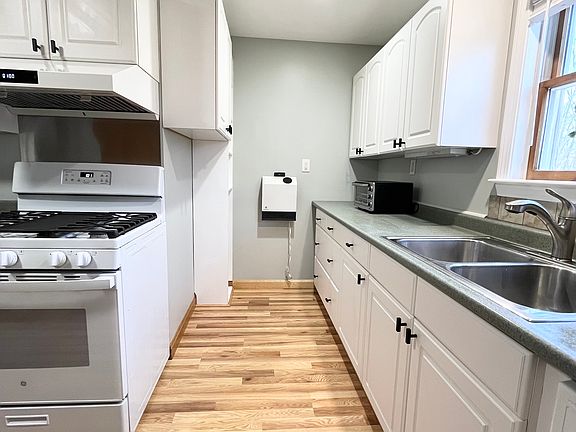 3rd image of 6 Wildwood Ln