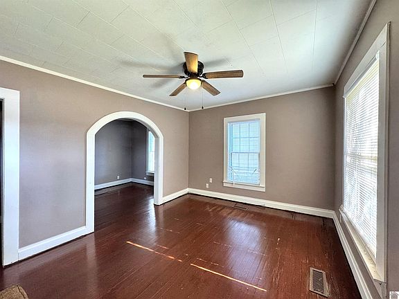 2nd image of 410 Sycamore St