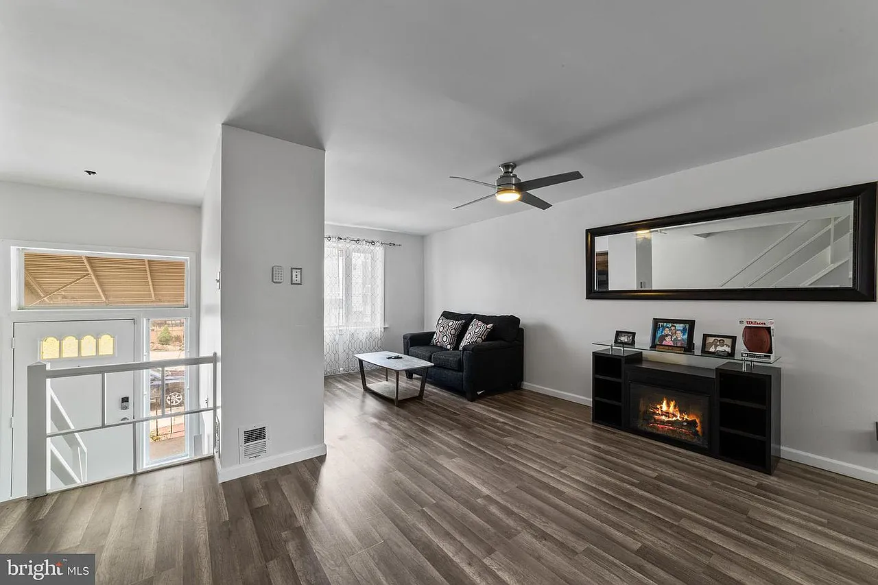 3 bed, 1.5 bath, 1152 sqft, $2,500 — Photo 1