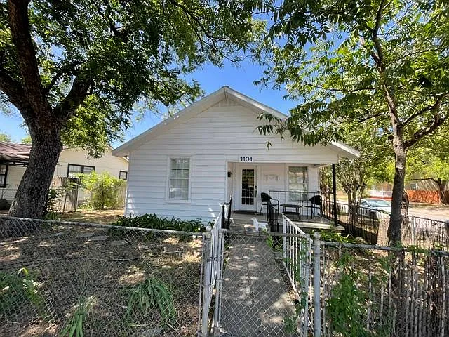 1101 E 3rd St — Photo 1