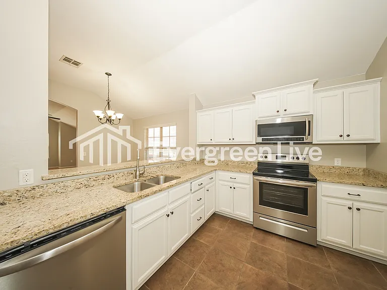 10701 SE 26th St — Photo 6