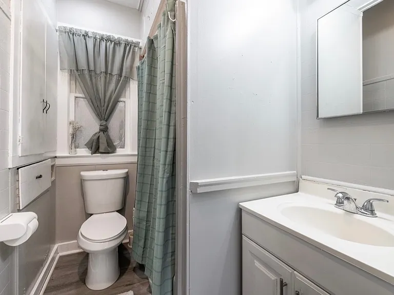 370 Algona Ave #1F — Photo 9