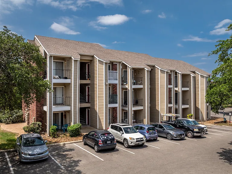 Sutton House Apartments — Photo 13