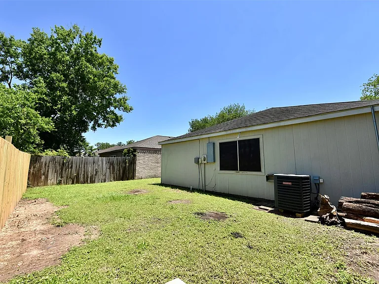 16222 Queensdale Dr — Photo 33