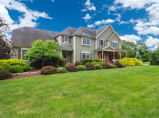 17 Huntington Dr, Annandale, NJ 08801