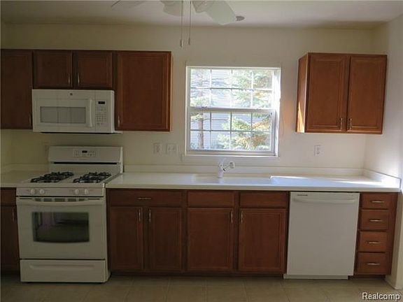 5th image of 242 Four Seasons Dr #1