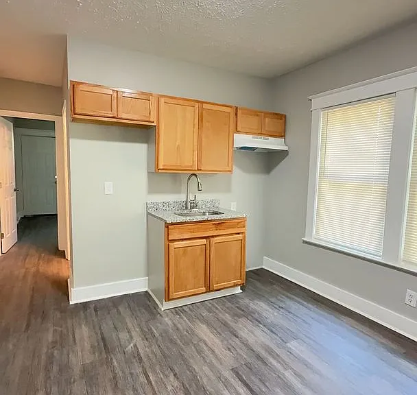 1724 W Ormsby Ave — Photo 10