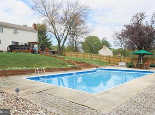 84 Country Acres Dr, Hampton, NJ 08827
