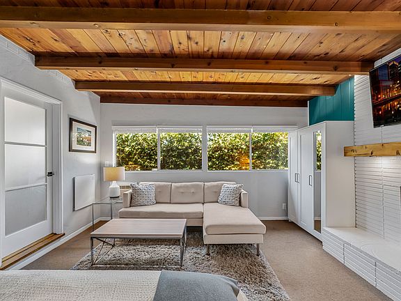 Studio guesthouse has beautiful daylight, views of greenery and privacy.