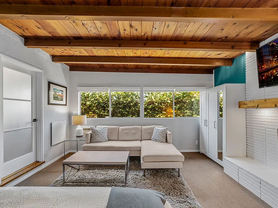 Studio guesthouse has beautiful daylight, views of greenery and privacy.