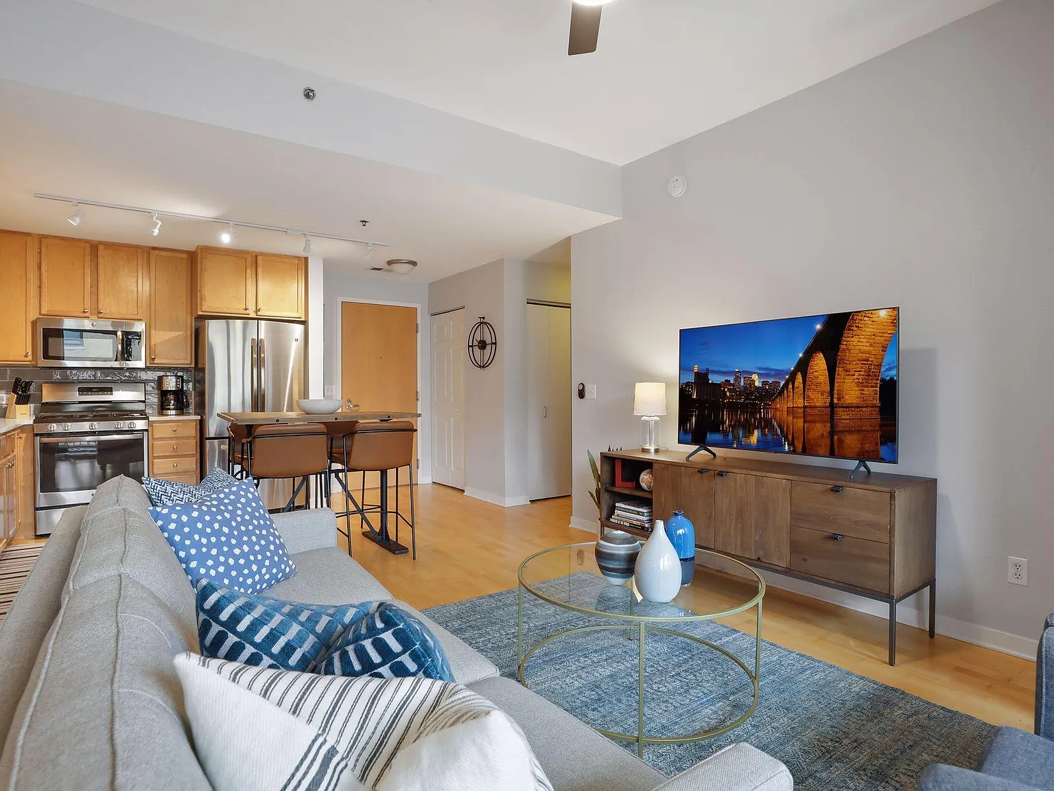 1 bed, 1.0 bath, 750 sqft, $1,800 — Photo 2