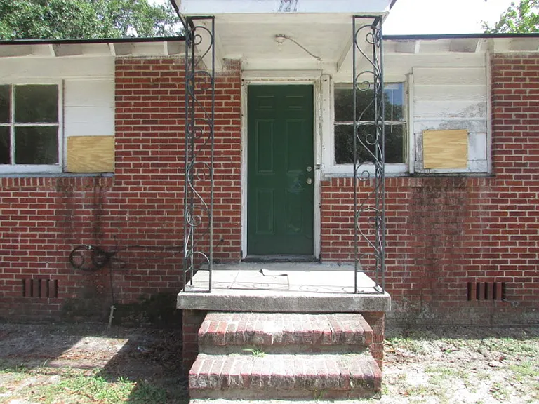 121 Dixie Dr — Photo 1