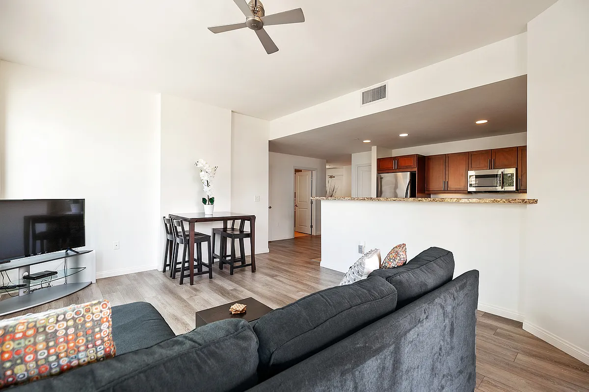 2 bed, 1101 sqft, $5,000 — Photo 3