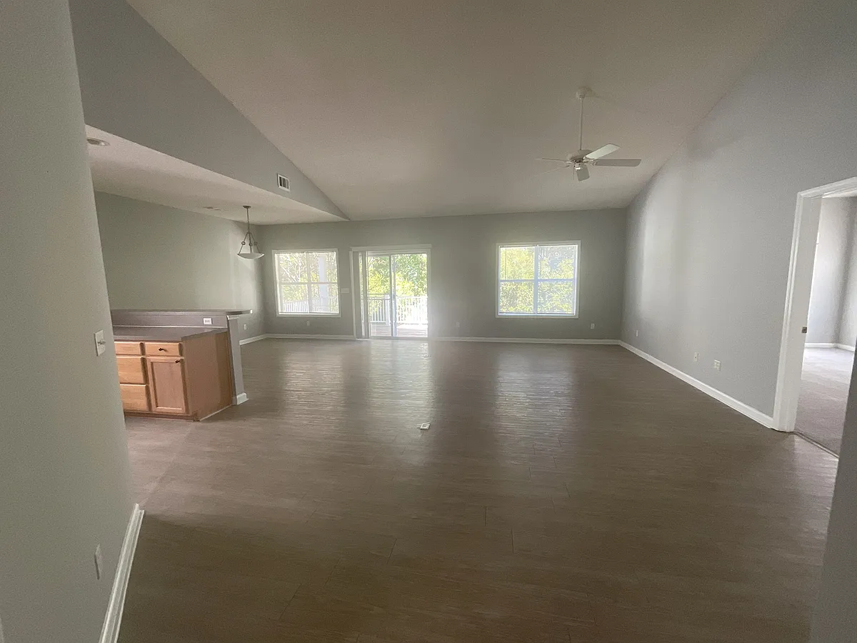 Building Photo - 16 Essex Ct #B
