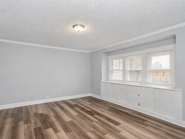 1051 N Mount St — Photo 12