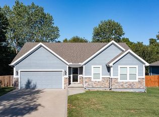 1240 S Shawnee St, Tonganoxie, KS 66086