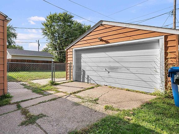 3rd image of 2806 W 67th St