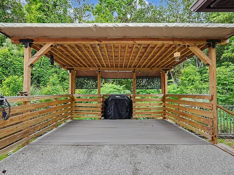 490 Soundview Ct — Photo 41