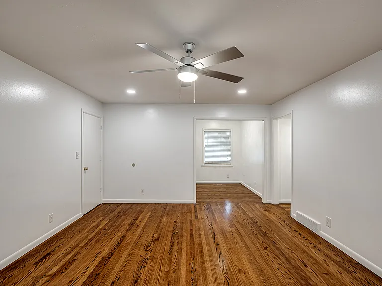 4620 N Harvey Pkwy — Photo 14