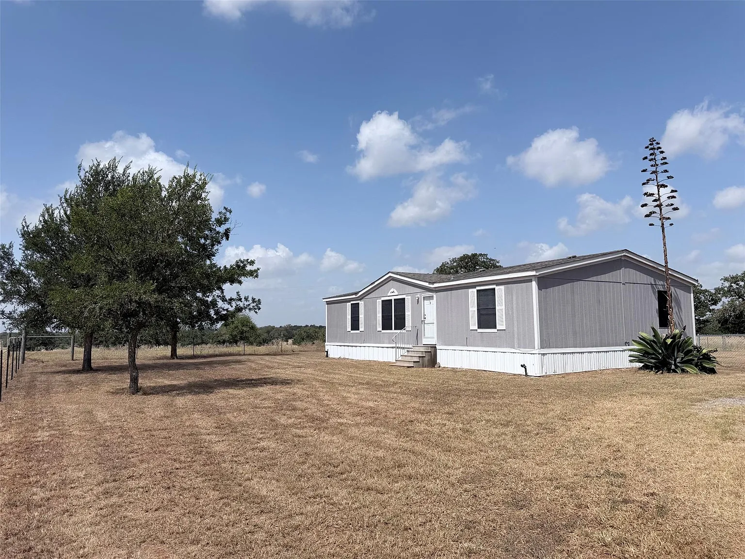 3 bed, 2.0 bath, 1200 sqft, $1,450 — Photo 1