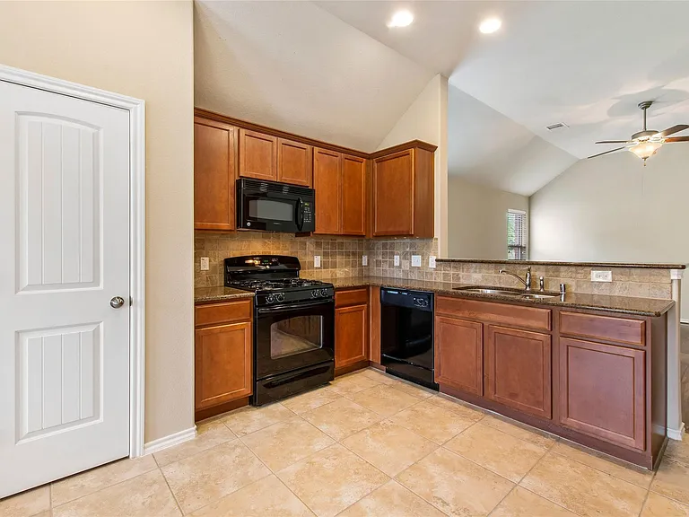8746 Sunny Gallop Dr — Photo 10