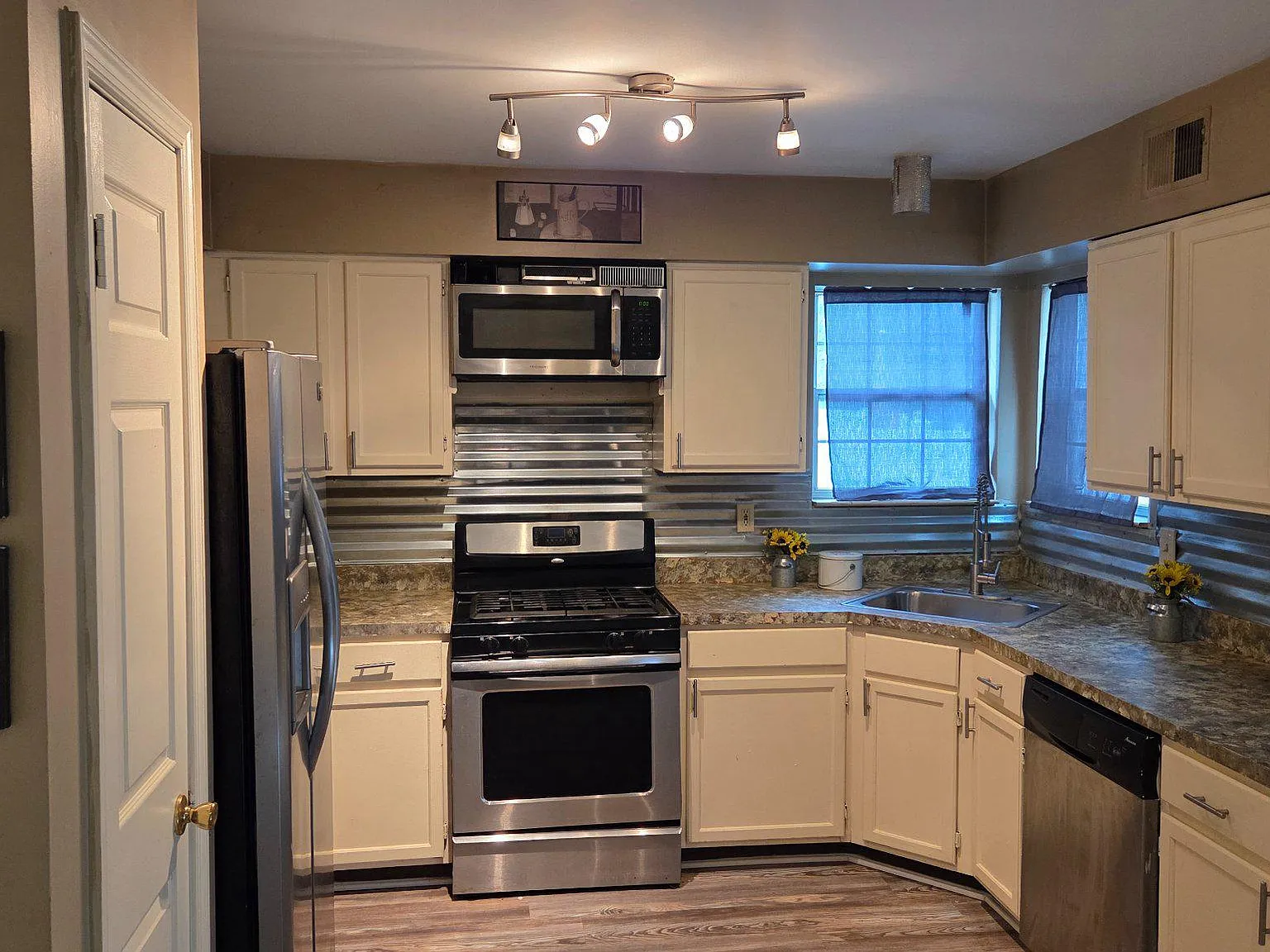3 bed, 2.5 bath, 1756 sqft, $3,500 — Photo 2