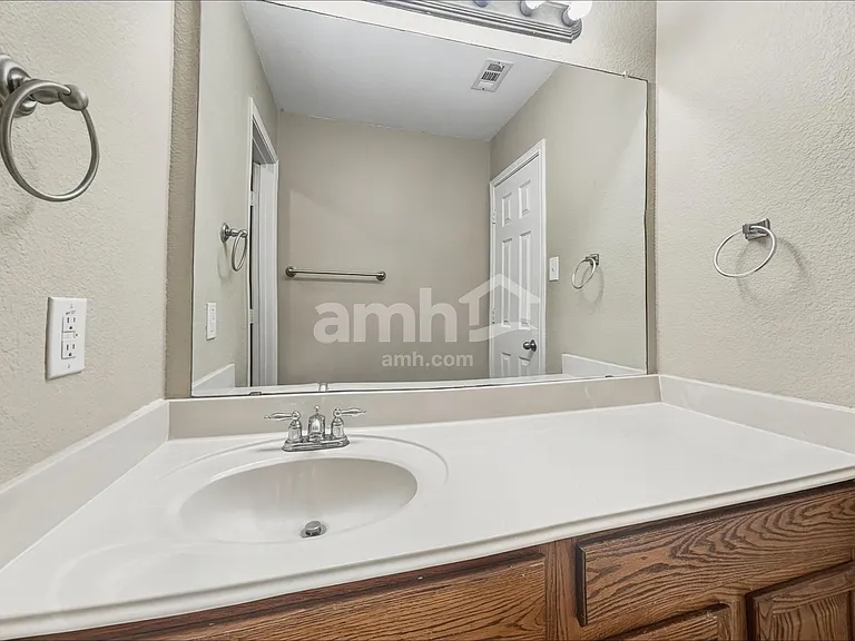 9501 Navarro St — Photo 15