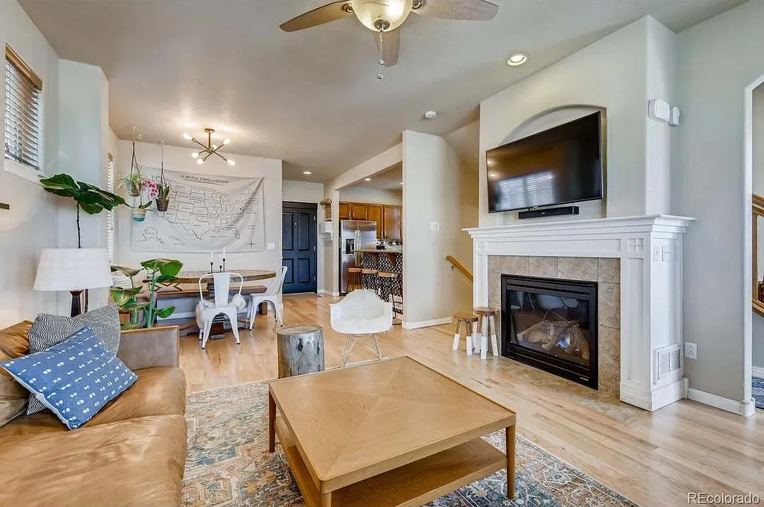 3 bed, 2.5 bath, 2500 sqft, $3,300 — Photo 3
