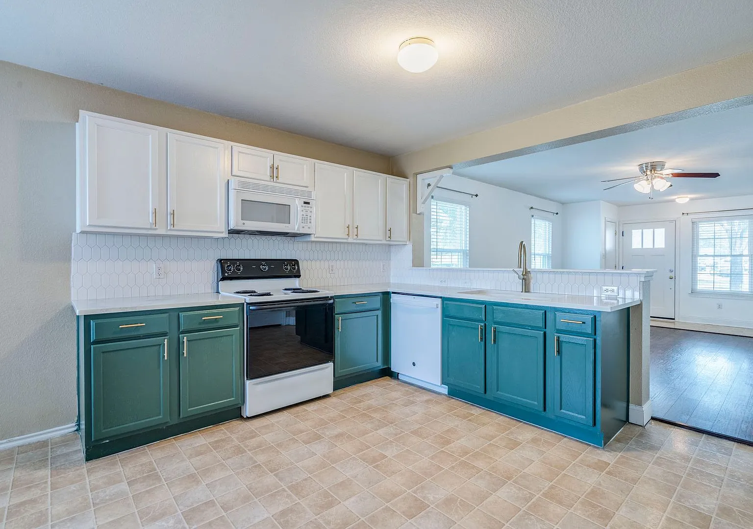 Move in Ready! 3-bedroom, 2-bath home in Manor, TX — Photo 4