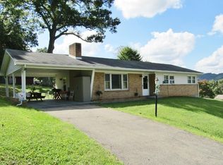923 Greenbriar Dr, Rich Creek, VA 24147