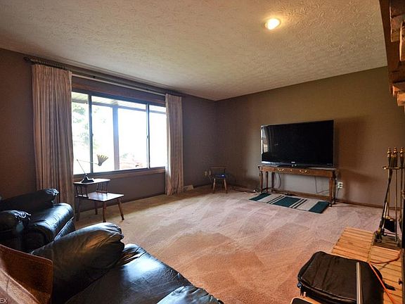 3rd image of 686 Beechwood Dr