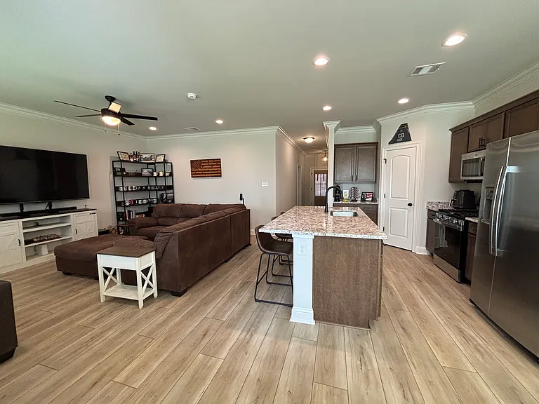 739 Venecia Dr — Photo 5