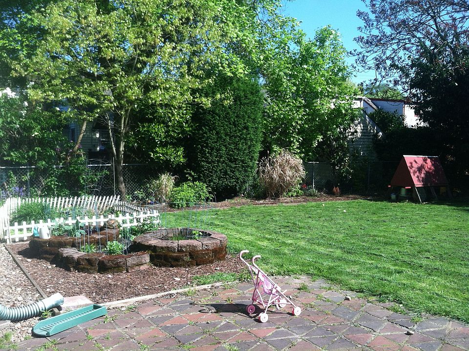 2nd image of 2114 SE Reedway St