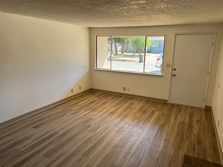 2 Bedroom 1 Bathroom Duplex in Springfield — Photo 4