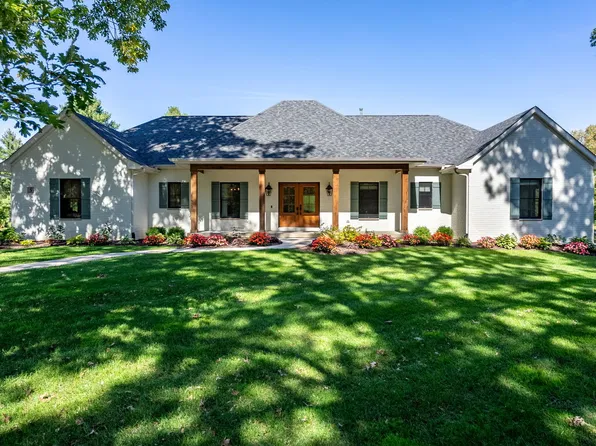 5 Bay Hill Dr, Coal Valley, IL 61240