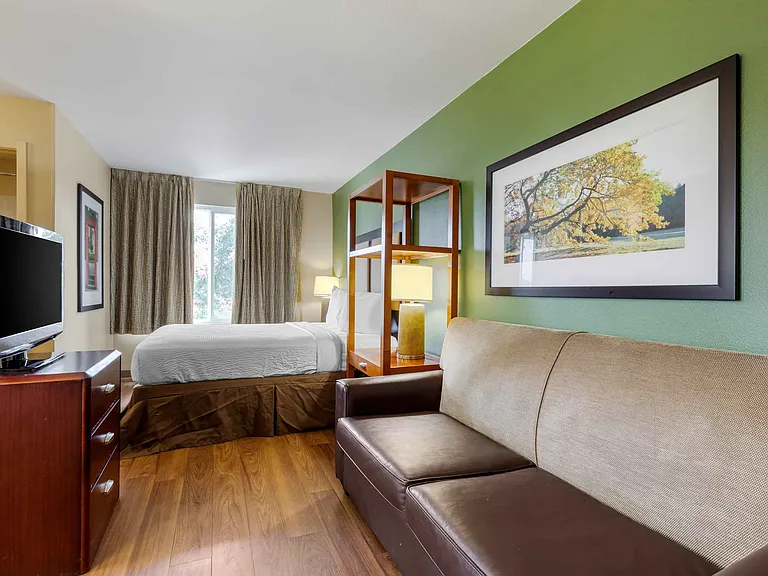 Deluxe Studio - 1 Queen Bed