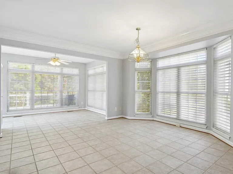 25231 Dunvegan Sq — Photo 4