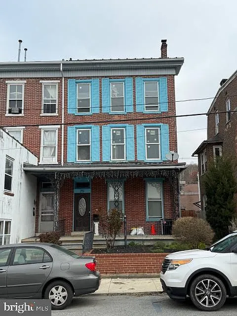 251 E Chestnut St photo 1