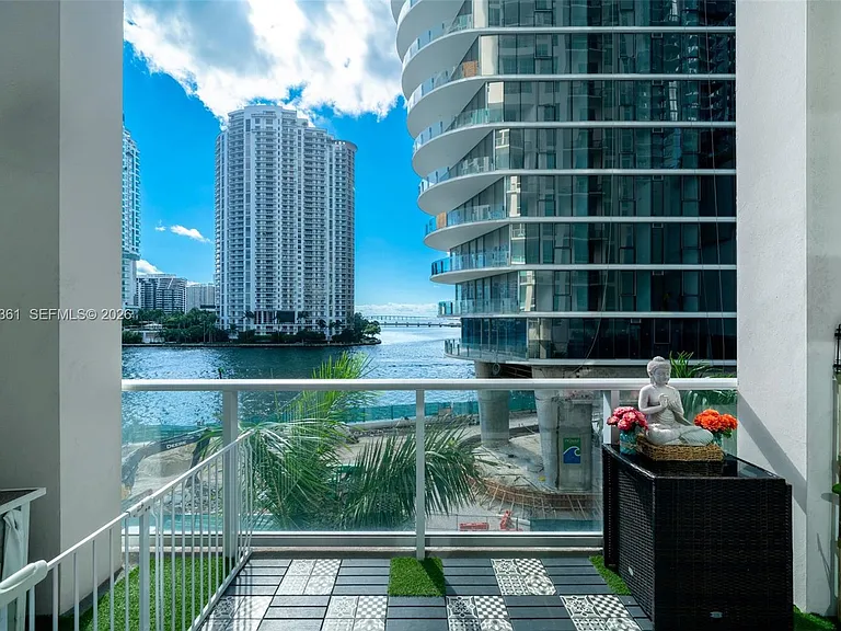 300 S Biscayne Blvd #L-410 — Photo 25