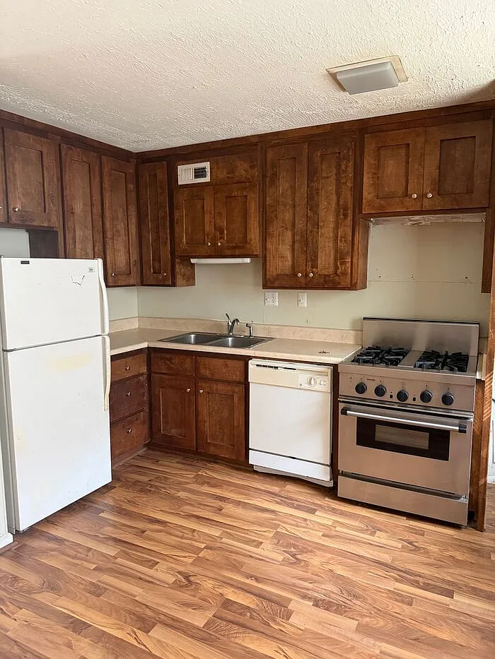 2 bed, 1.0 bath, 1100 sqft, $1,295 — Photo 2