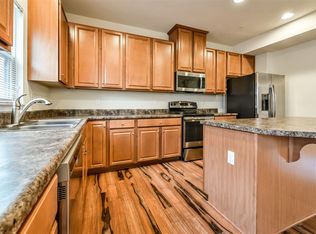 865 Beacon Ln, Pittsburgh, PA