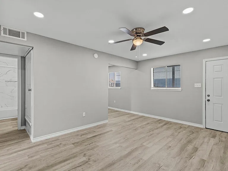 911 Avenue K #11 — Photo 6