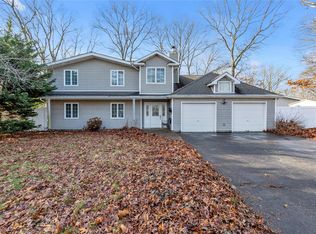 19 Horseshoe Ln, Commack, NY 11725