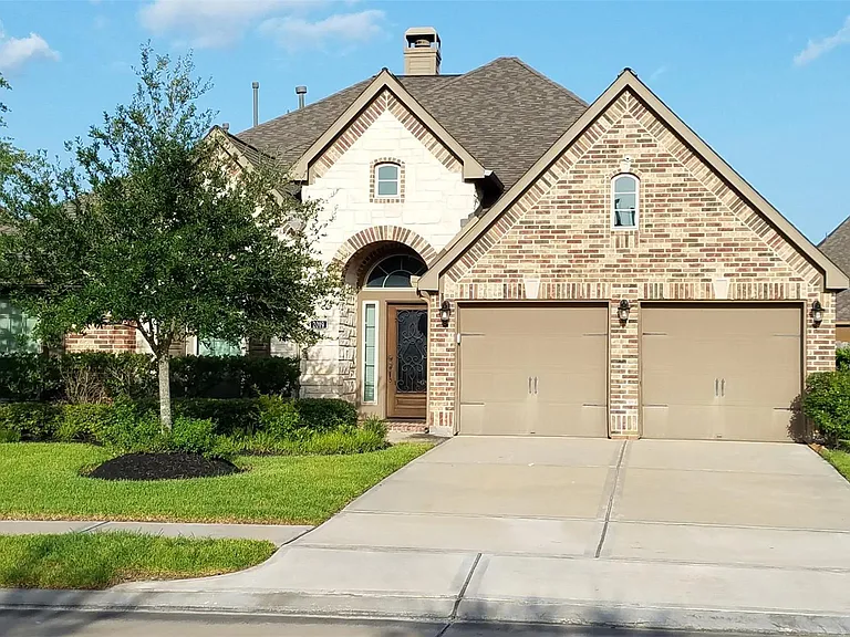 2019 Sunset Springs Dr — Photo 2