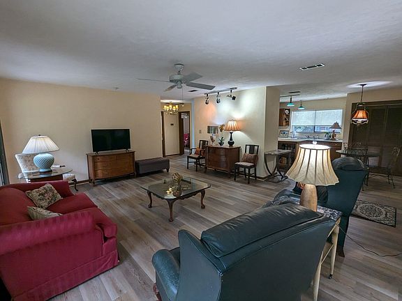 3rd image of 1506 Hilltop Dr