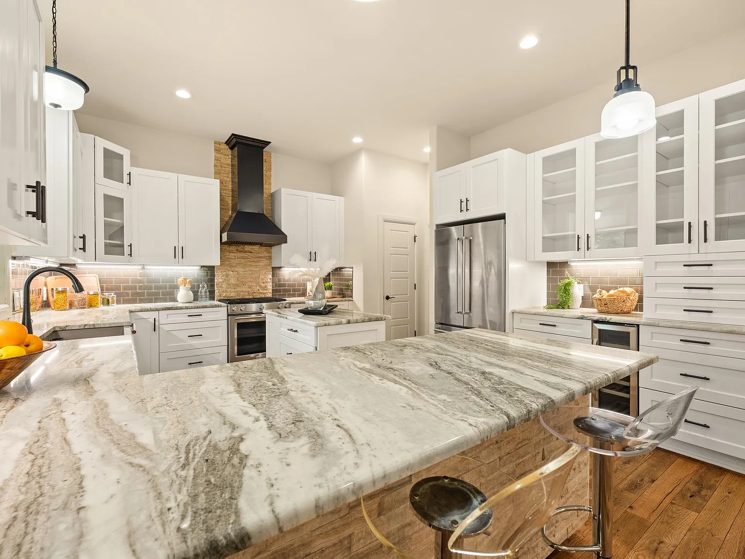 4 bed, 4.0 bath, 2727 sqft, $6,400 — Photo 4