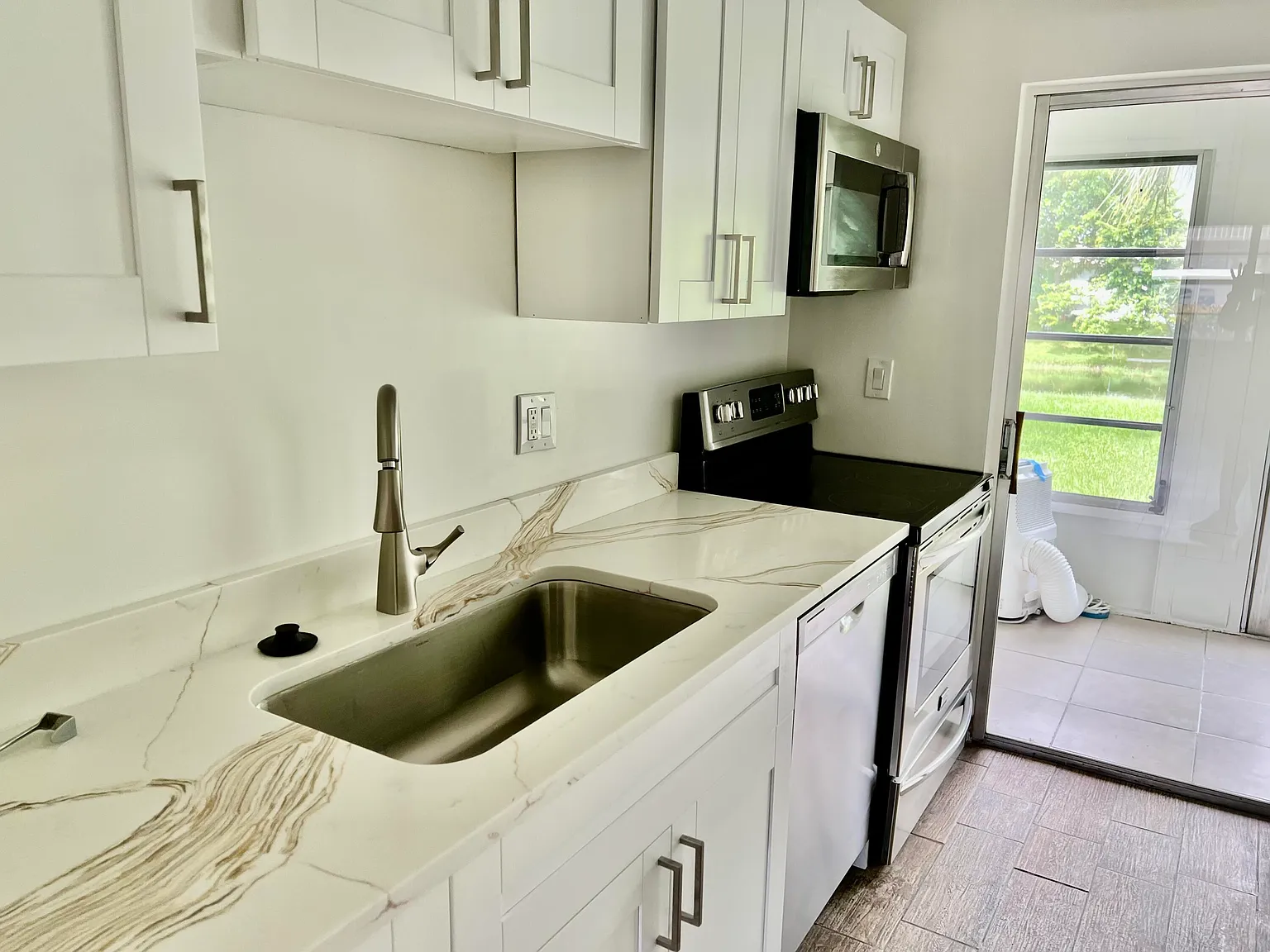 1 bed, 1.5 bath, 735 sqft, $1,495 — Photo 3