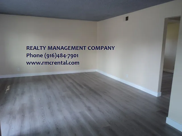 Sunny 2 Bed/1 Bath Condo for Rent — Photo 4